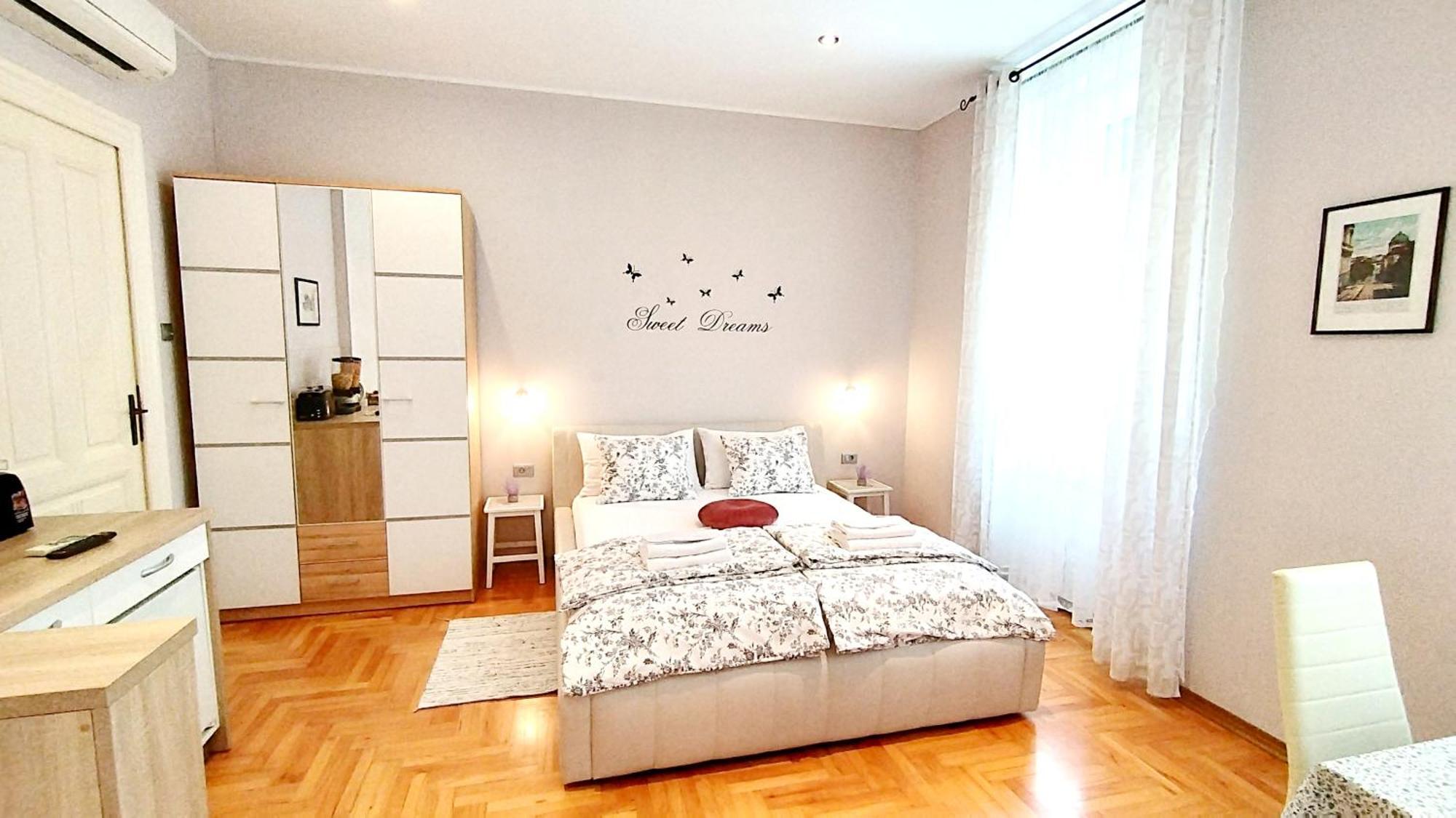 Lavender - City Room With Free Parking Pula Exterior foto