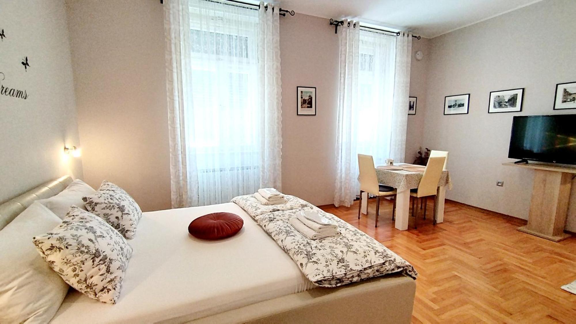 Lavender - City Room With Free Parking Pula Exterior foto