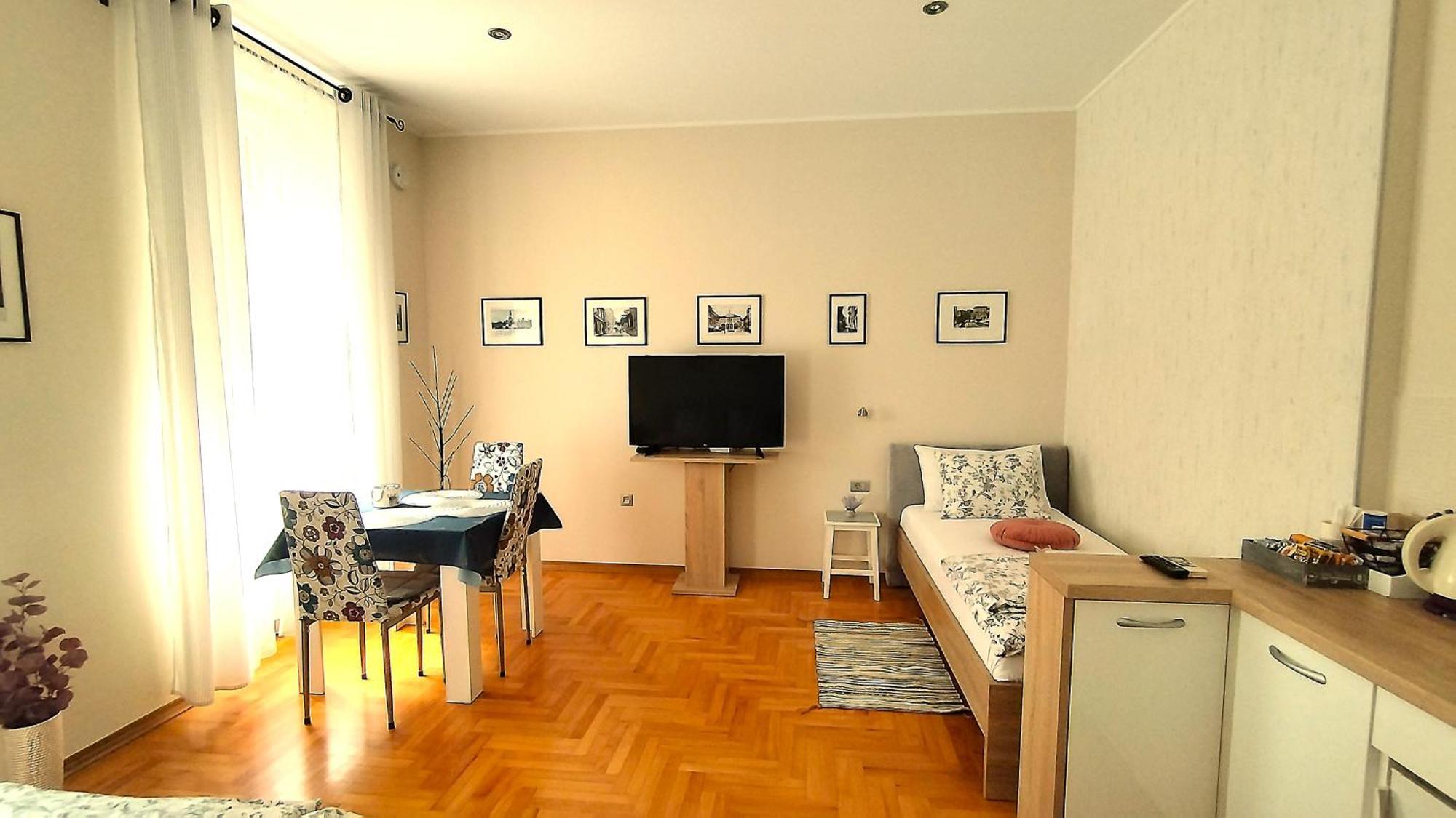 Lavender - City Room With Free Parking Pula Exterior foto