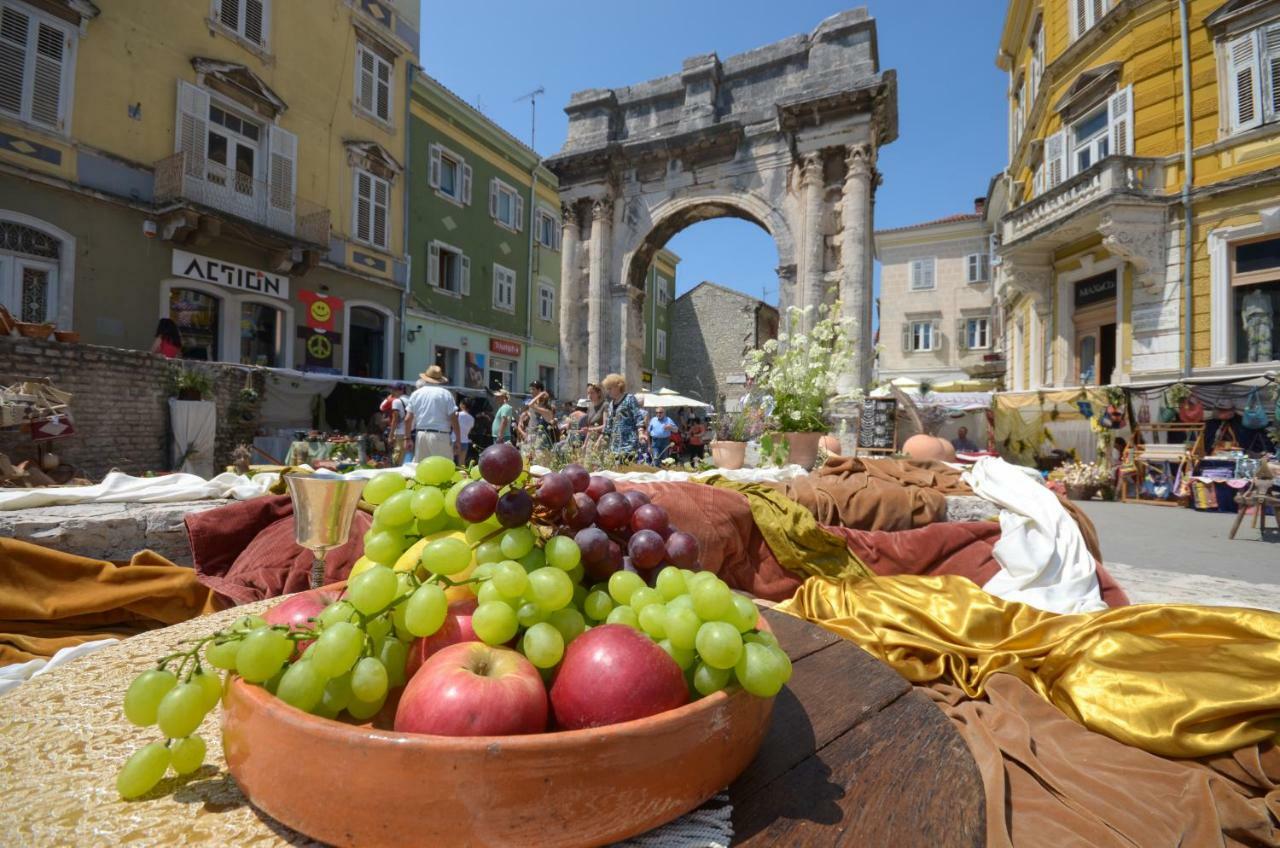 Lavender - City Room With Free Parking Pula Exterior foto