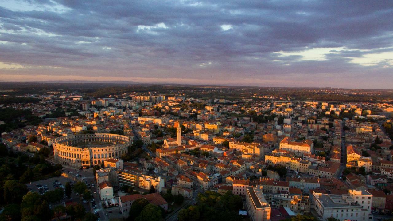 Lavender - City Room With Free Parking Pula Exterior foto